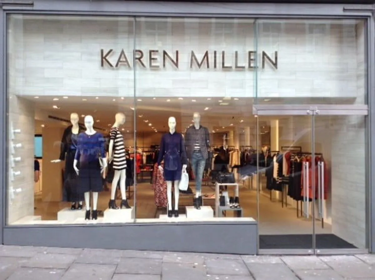 Hainele marca Karen Millen au eticheta firmei Oasis acoperită cu un stilou