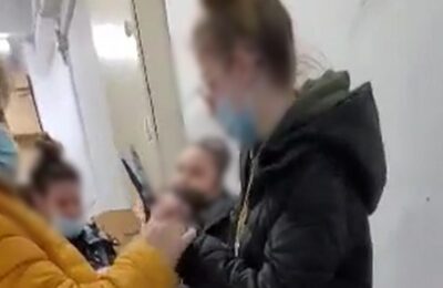 O profesoară din Constanța le-a tăiat unghiile elevelor în timpul orelor de practică.