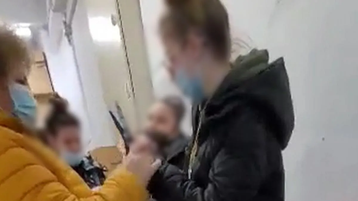 O profesoară din Constanța le-a tăiat unghiile elevelor în timpul orelor de practică.