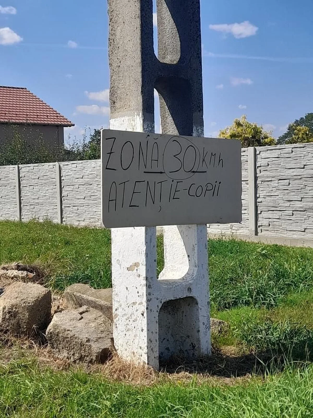 Indicatoare rutiere din panouri de carton.