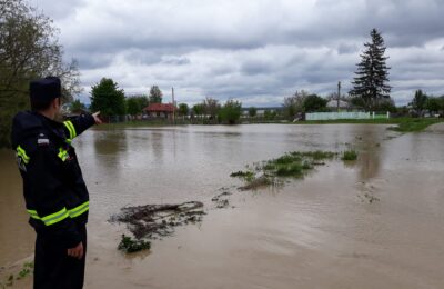 Peste 120 de gospodării, subsoluri şi curţi, afectate de inundaţii în Bârlad