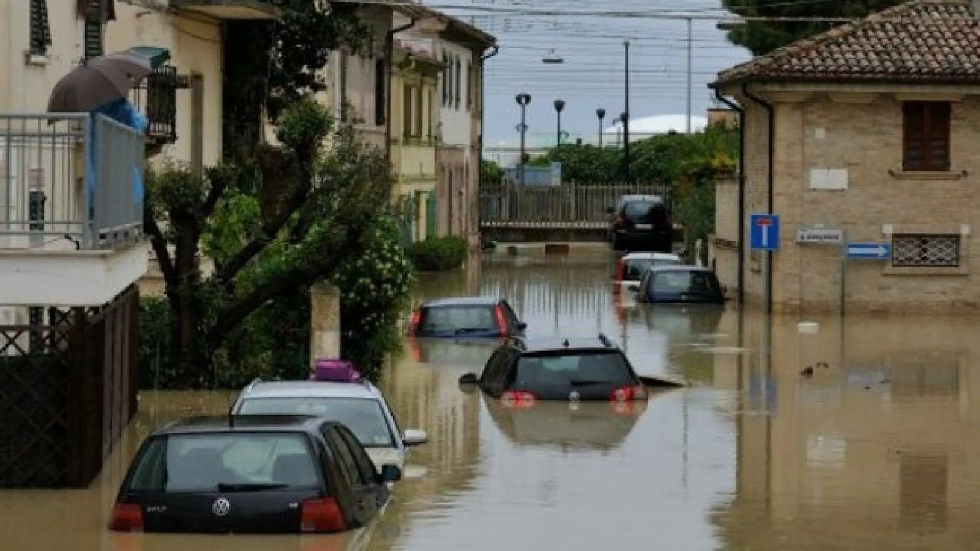 Un puternic ciclon a lovit sudul Italiei. Doi oameni au murit, străzile și piețele din Catania sunt pline de apă