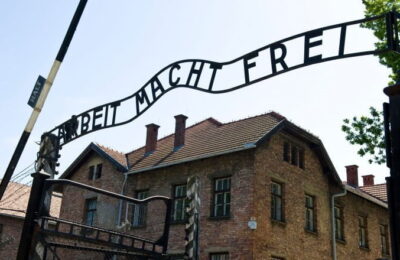 Guvernul susține introducerea disciplinei „Istoria Evreilor. Holocaustul” ca materie obligatorie în liceu