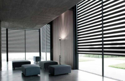 Înlocuiește perdelele vechi cu niște jaluzele moderne