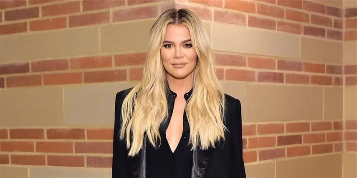 Khloe Kardashian încearcă să scoată o fotografie needitată din social media