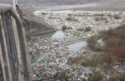 Uriașă insulă de gunoaie pe lacul de acumulare de la Voila.