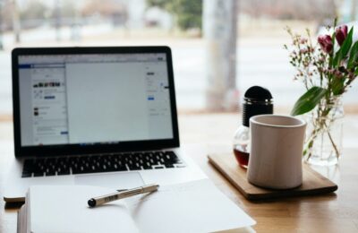 Laptop pentru cursuri online: care sunt specificațiile de care ai nevoie?