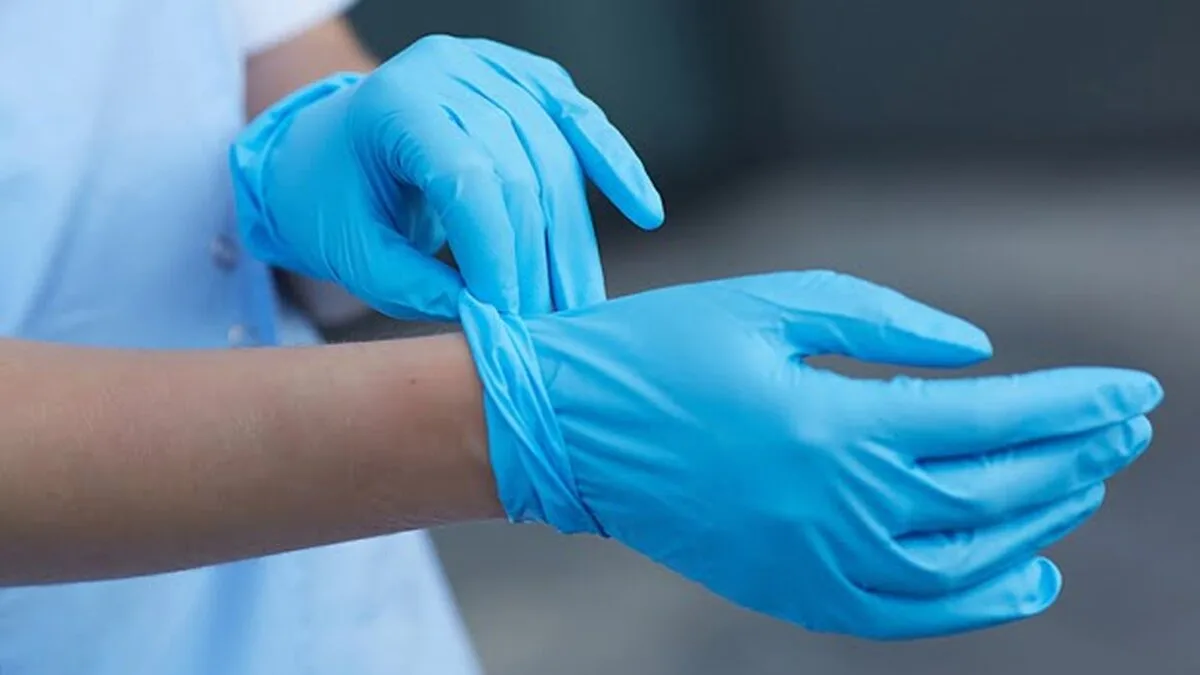 Profitul Top Glove din Malaezia crește datorită cererii pentru mănuși medicale, dar interzice vânzările din SUA