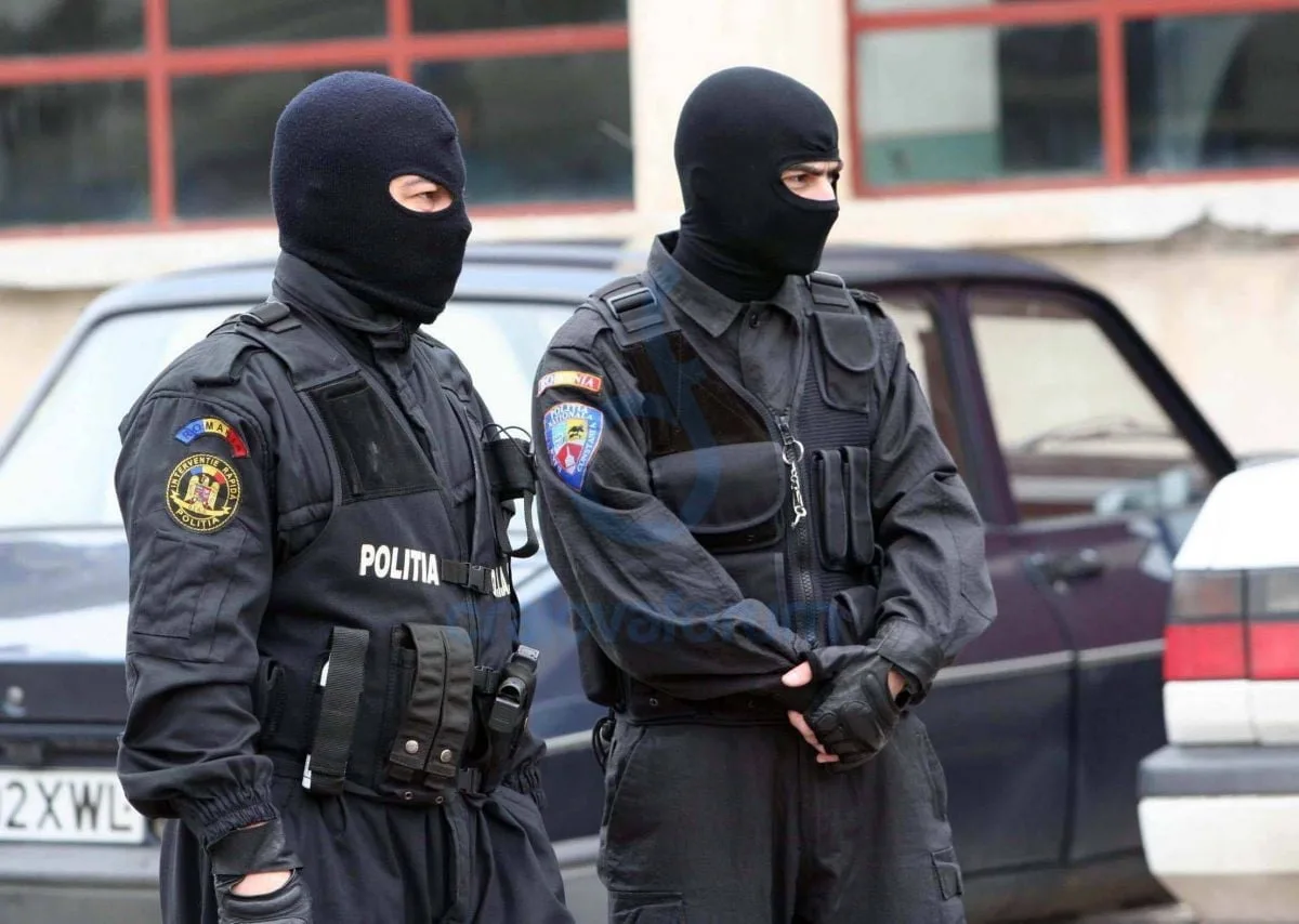 Percheziţii la domiciliile a doi bărbaţi din Dolj, bănuiţi de ameninţări cu acte de violenţă