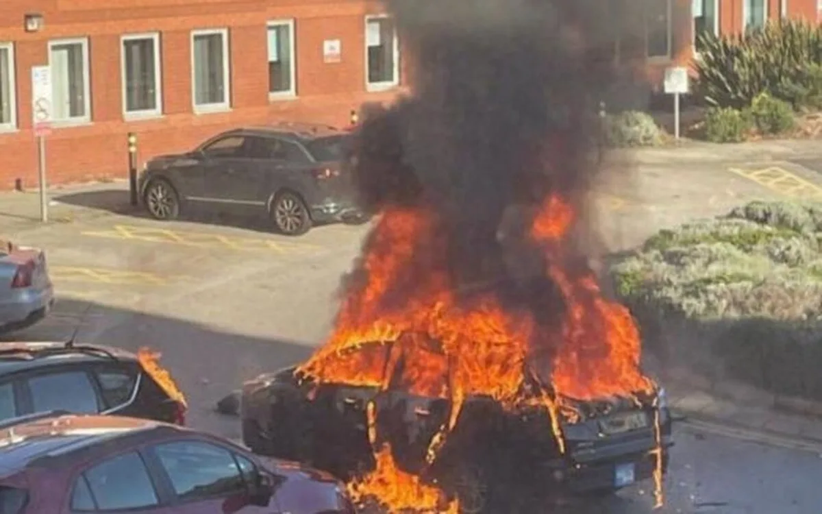 O mașină a explodat în fața unui spital din Liverpool, într-un posibil act terorist.