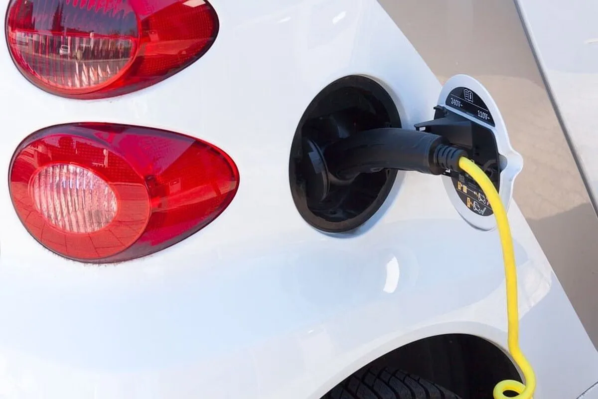 Mașină electrică sau mașină pe combustie? Cum se amortizează costurile și care sunt tendințele