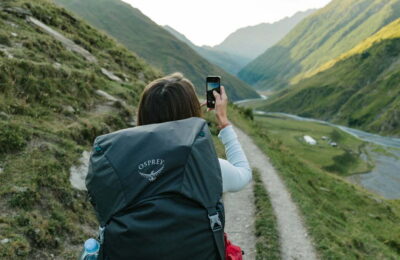 O femeie care fotografia o ursoaică cu pui, a fost amendată de jandarmi