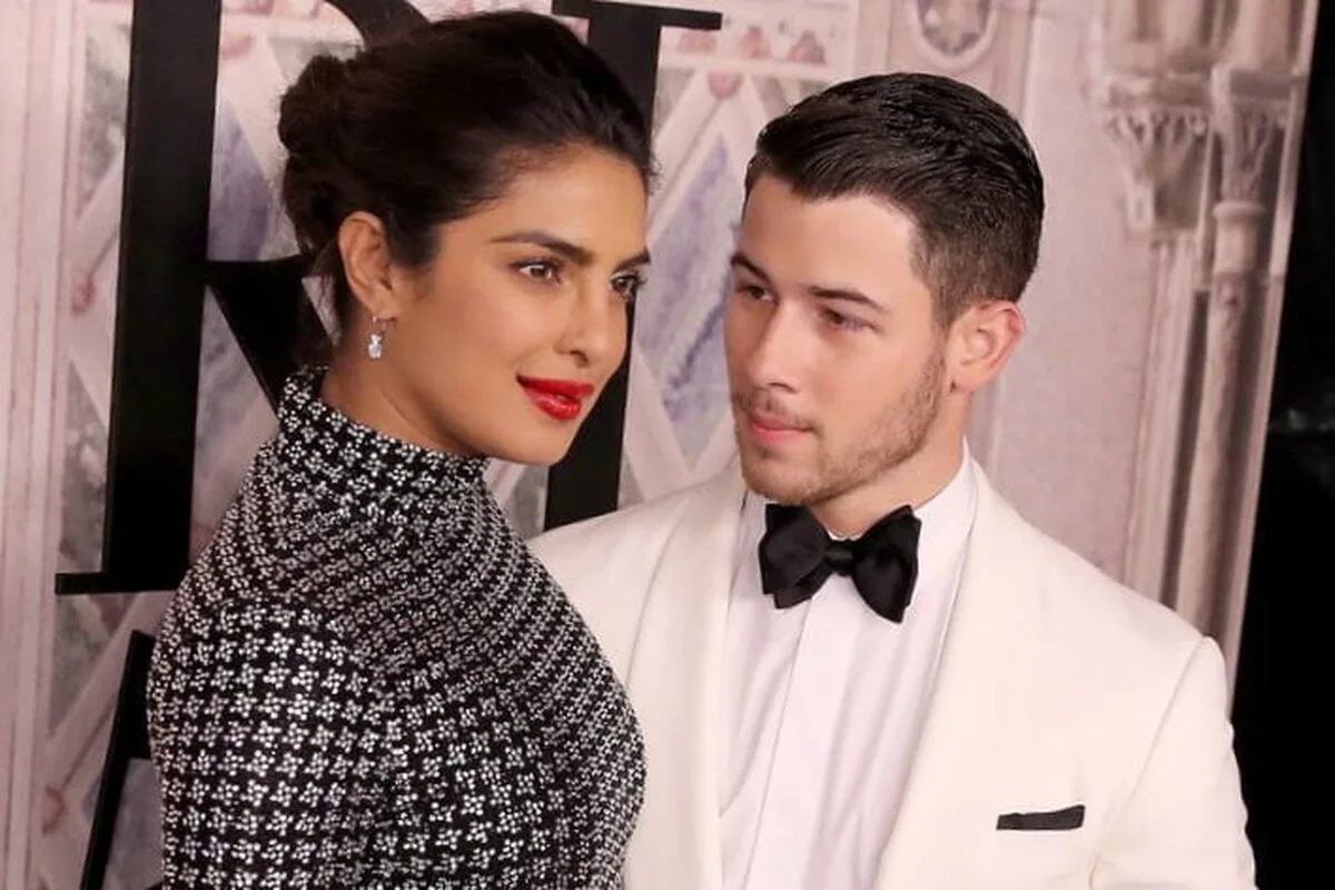 Nick Jonas și Priyanka Chopra sărbătoresc Holi acasă la Londra, cu părinții săi