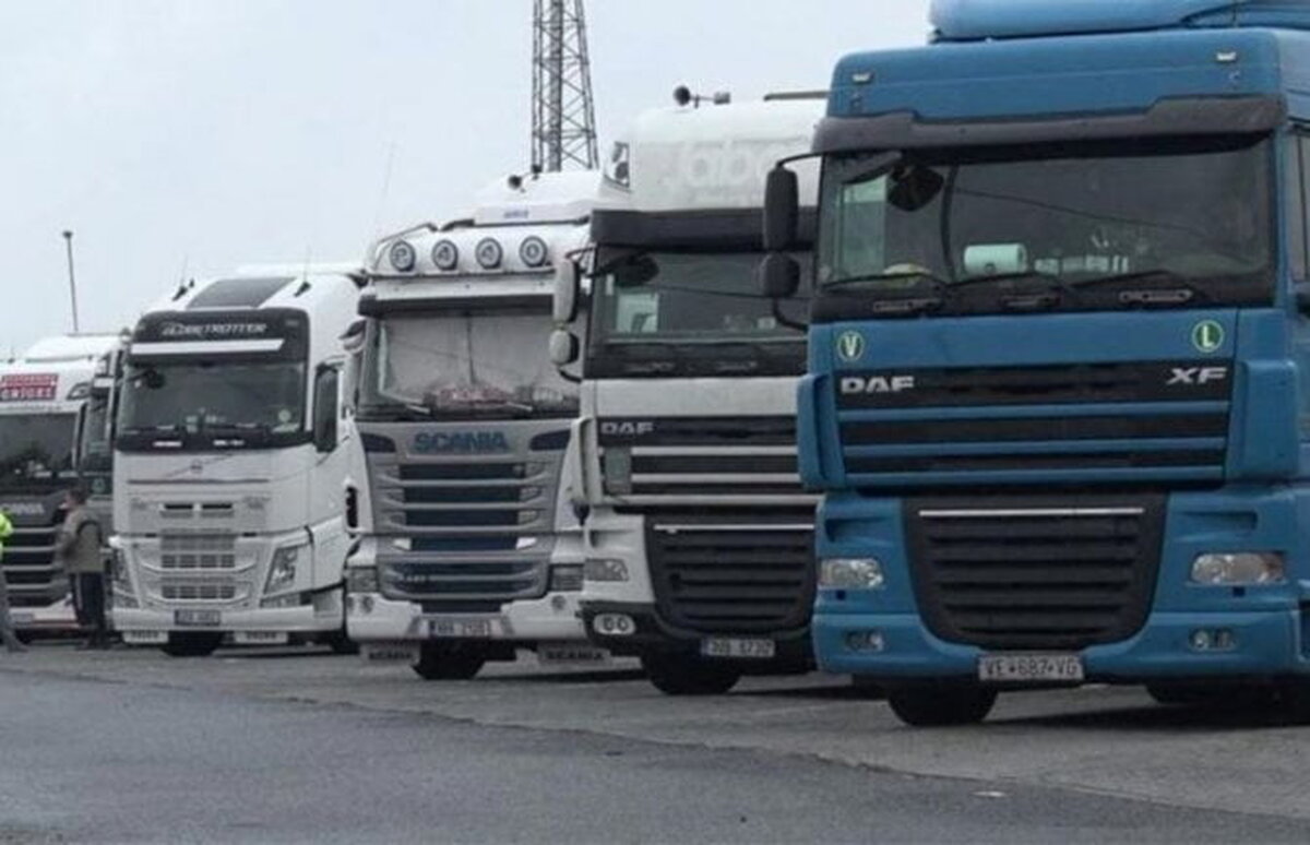Un șofer român de TIR a distrus 6 mașini și a amenințat un alt camionagiu cu furculița