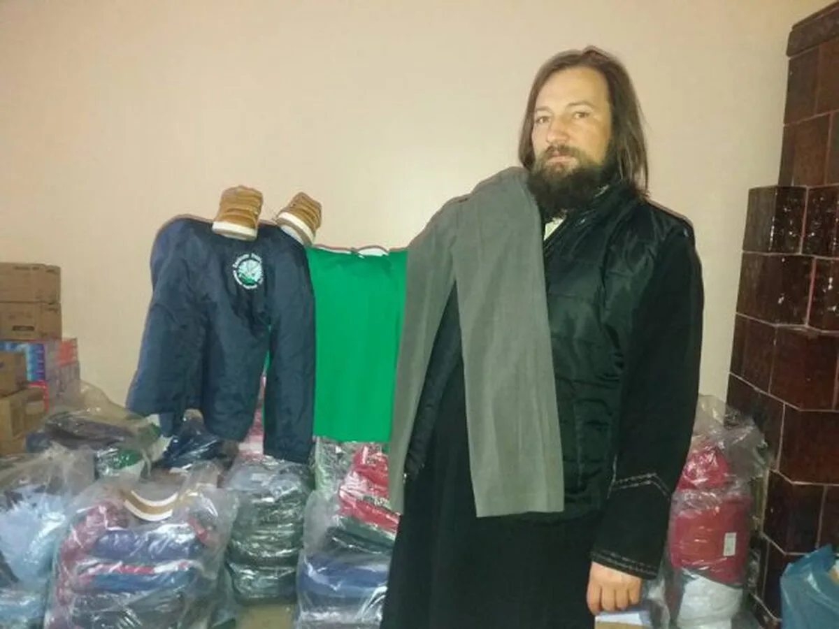 Nouă mii de copii din județul Iași au primit haine și rechizite pentru noul an școlar, la inițiativa unui preot
