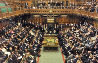 Consternare în parlamentul britanic după ce unei deputate i s-a cerut să nu mai vină cu bebeluşul la şedinţe