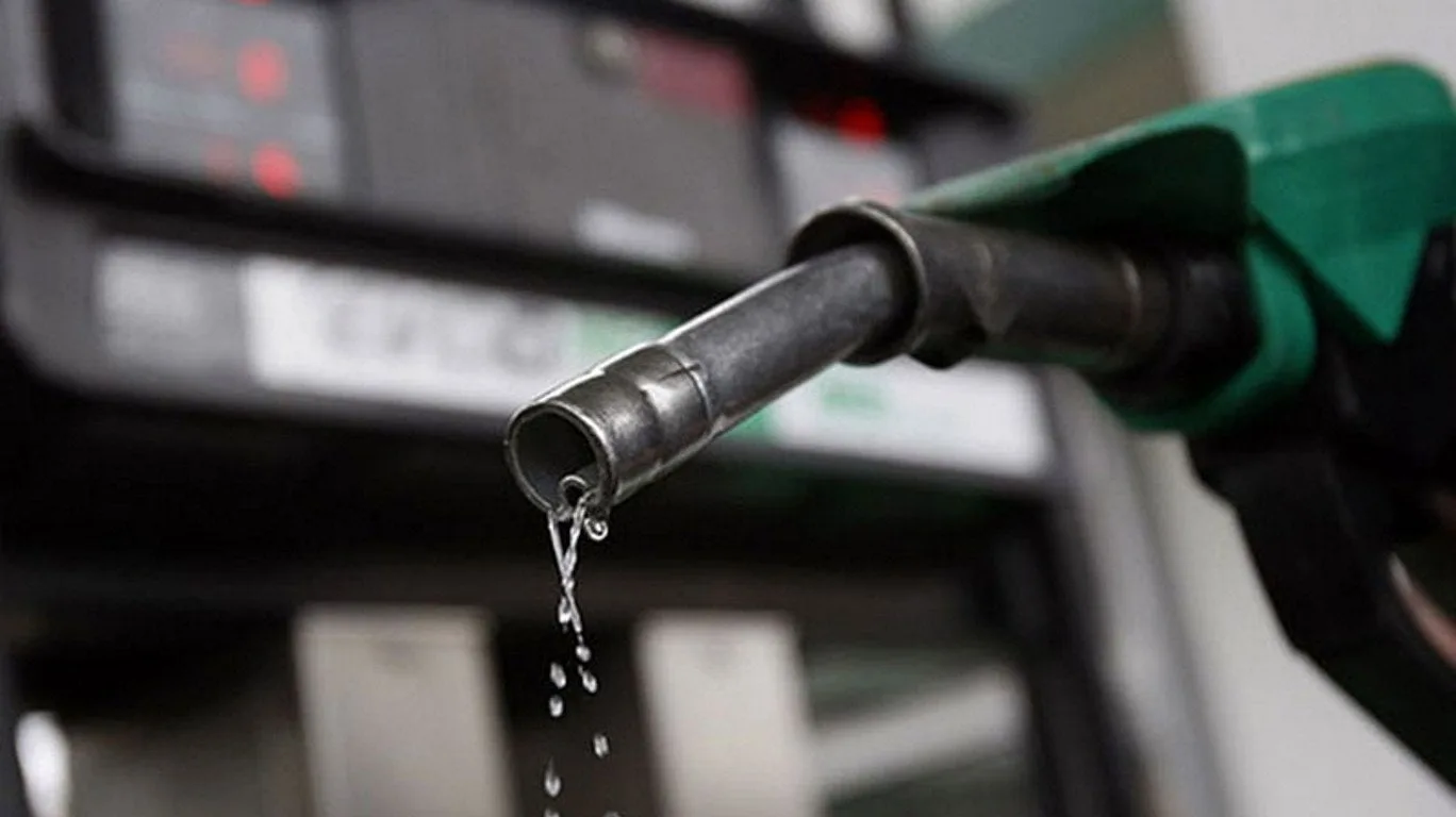 Prețurile petrolului cresc datorită unei perspective economice mai puternice, în urma atragerii stocurilor americane