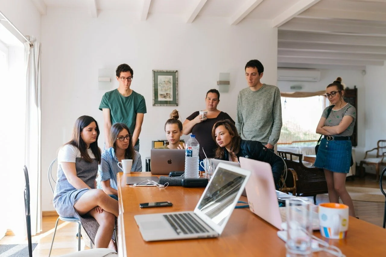 7 avantaje în a lucra cu o echipă dedicată de dezvoltare software