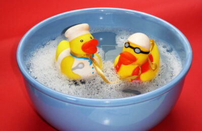 Cele mai simple experimente științifice pe care le poți face alături de copilul tău