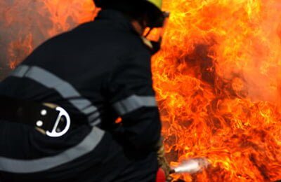 Un bărbat şi-a incendiat gospodăria după o ceartă cu soţia, reţinut de poliţişti