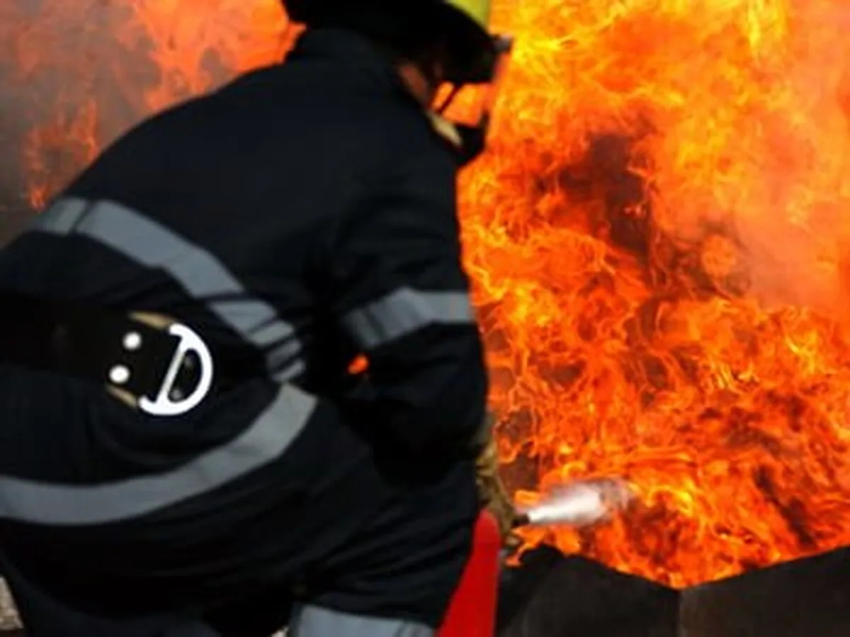 Un bărbat şi-a incendiat gospodăria după o ceartă cu soţia, reţinut de poliţişti