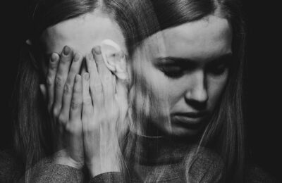 Femeie cu probleme psihice, găsită încuiată cu lacăt și grilaj metalic într-o casă