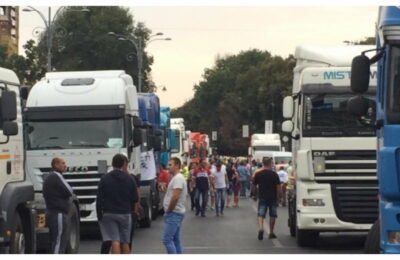 Zeci de TIR-uri, oprite în Piața Victoriei. Șoferii profesioniști sunt nemulțumiți de măsurile de carantină și de impozitul pe diurnă