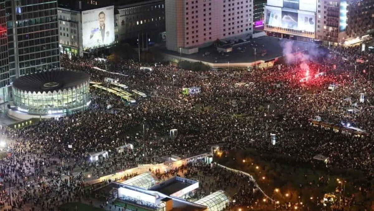 Confruntat cu proteste, guvernul polonez transmite medicilor că „avortul este legal dacă prin el se salvează viața mamei”