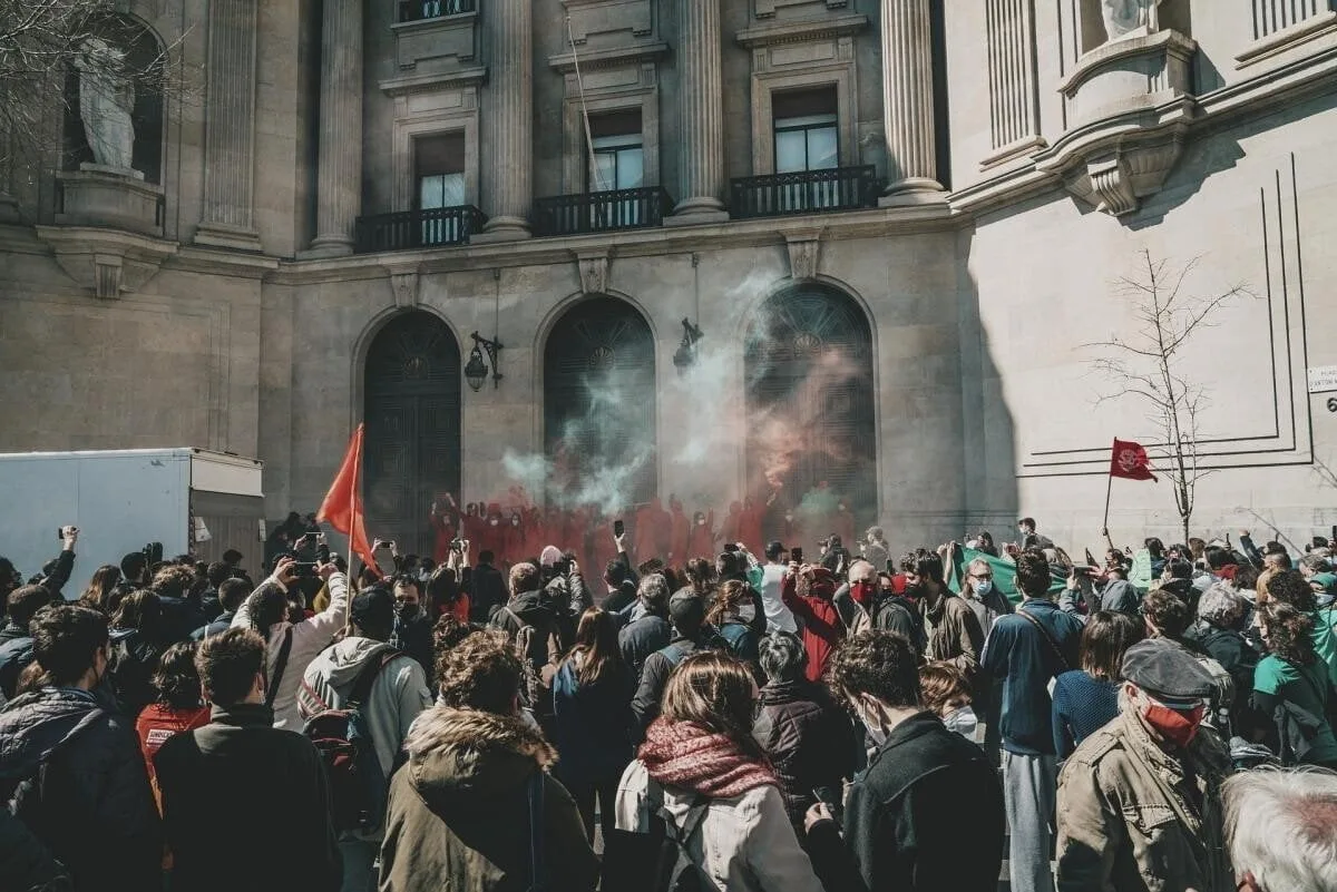 Manifestări împotriva restricţiilor sanitare în Cipru, un post de televiziune atacat