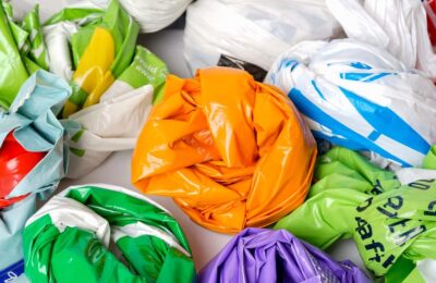 Taxa pentru pungile de plastic se dublează până la 10 pence în toate magazinele din Anglia