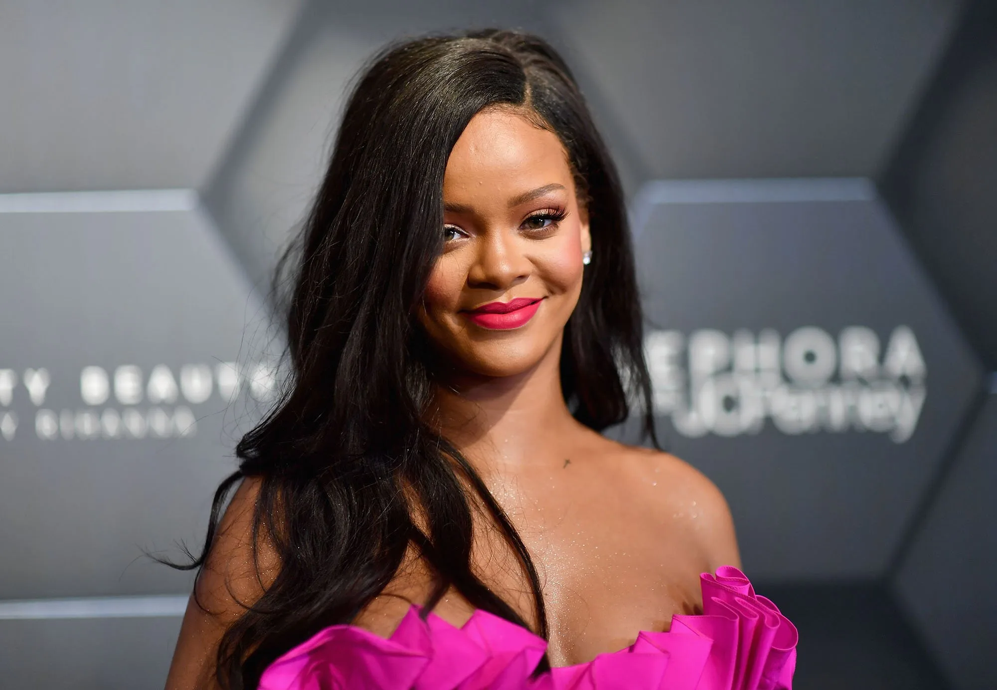 Rihanna spune că o melodie nouă va apărea „în curând”, în timp ce sărbătorește aniversarea a 5 ani de la lansarea albumului „Anti”