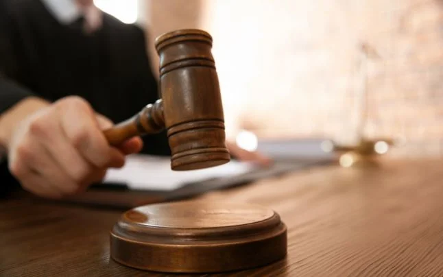 O femeie care a înşelat mai multe persoane,trimisă în judecată.