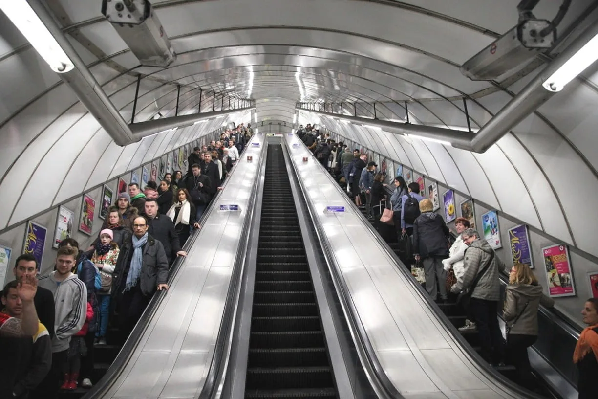 Tot mai mulţi londonezi cad pe scările rulante din metrou, pentru că nu se ţin de teamă să nu se infecteze