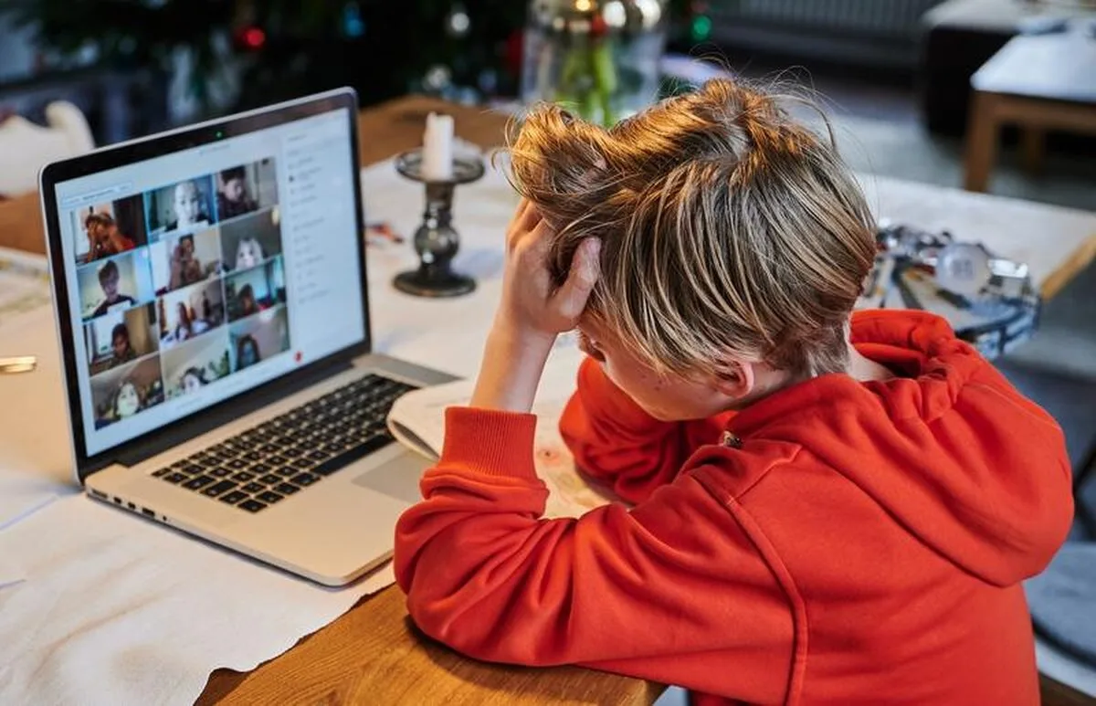 Ce poți face dacă trebuie să stai acasă cu copiii din cauza școlii online pentru a primi ajutor de la stat
