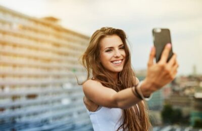 În ultimii 10 ani, aproape 400 de oameni din toată lumea au murit încercând să își facă selfie-ul perfect