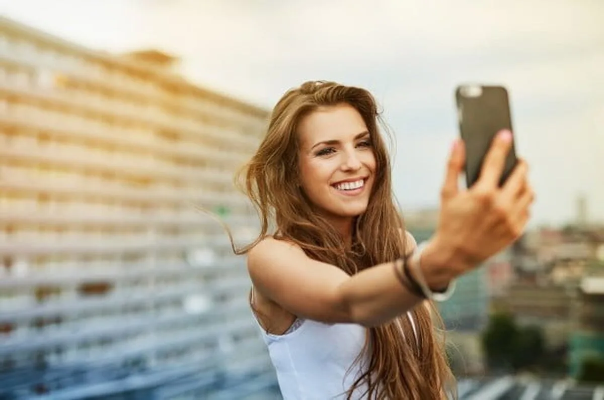 În ultimii 10 ani, aproape 400 de oameni din toată lumea au murit încercând să își facă selfie-ul perfect