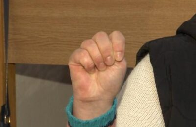 O adolescentă din SUA a fost salvată din mâinile răpitorului său după a reușit să le semnalizeze celorlalți șoferi că are probleme