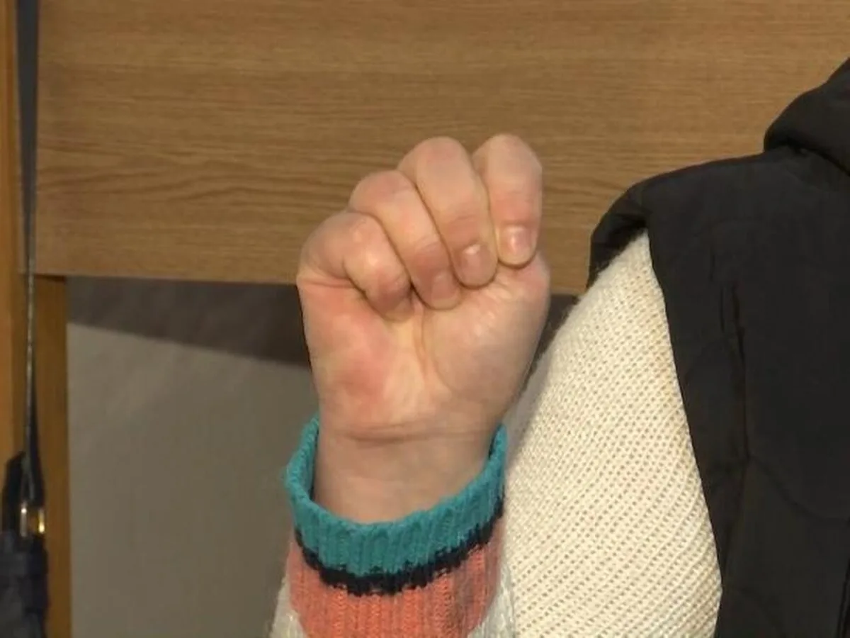 O adolescentă din SUA a fost salvată din mâinile răpitorului său după a reușit să le semnalizeze celorlalți șoferi că are probleme
