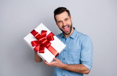 Trei aspecte utile pentru a alege cel mai potrivit cadou pentru un bărbat