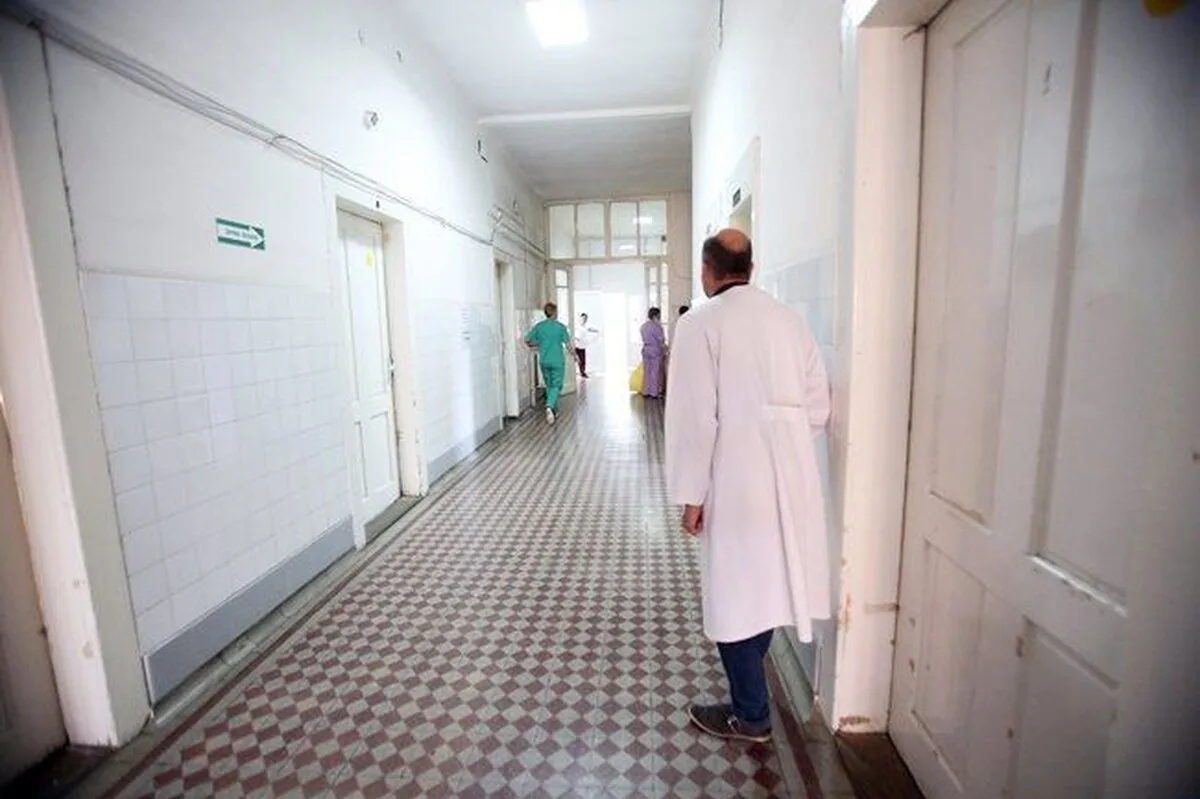 O bătrână internată cu fractură la picior a sunat la 112 pentru că voia să meargă la toaletă, dar nimeni nu a ajutat-o