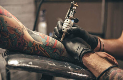 Cerneala colorată folosită la tatuaje, periculoasă.