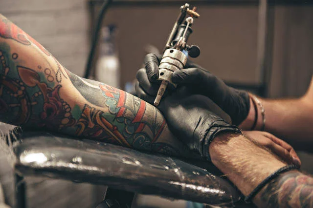 Cerneala colorată folosită la tatuaje, periculoasă.