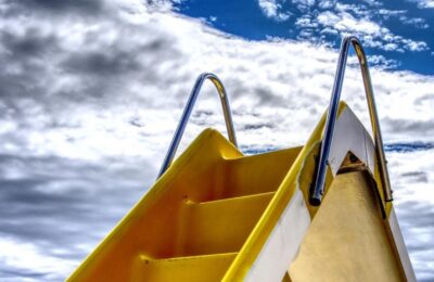 Copil de 4 ani, bruscat de mamă pe tobogan