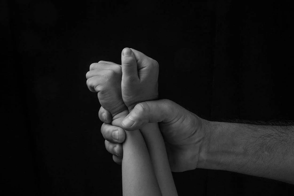 Copii din România, ademeniți prin metoda lover-boy