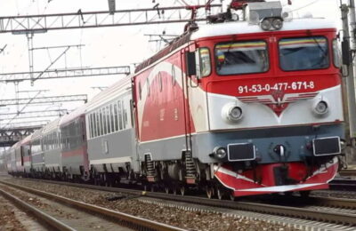 Un tren plin cu călători, oprit în câmp timp de o oră. Care a fost motivul