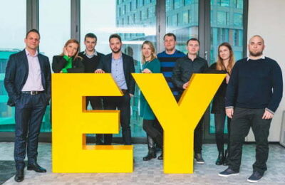 EY recrutează peste 100 de studenţi şi absolvenţi pentru birourile din România