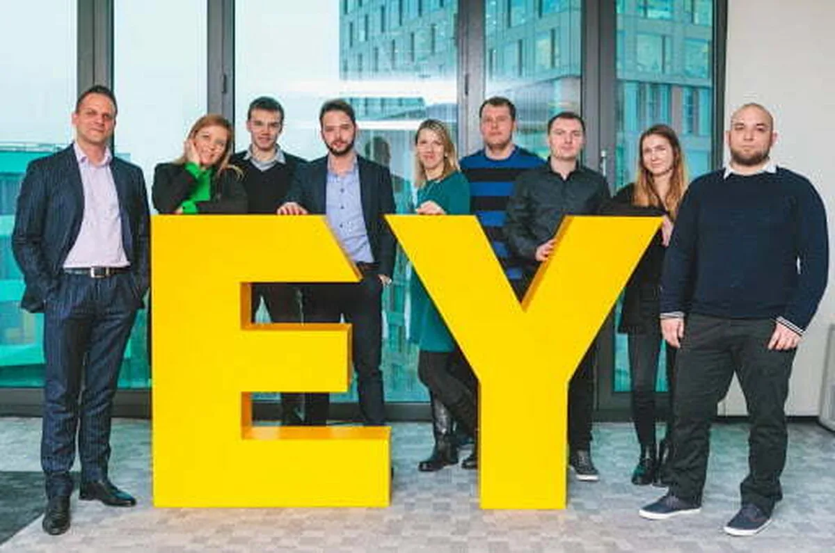 EY recrutează peste 100 de studenţi şi absolvenţi pentru birourile din România