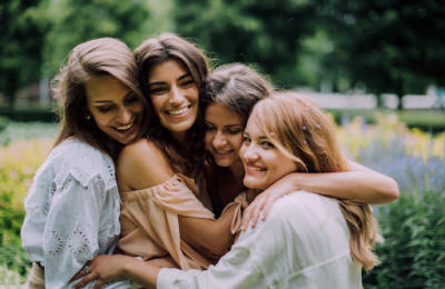 Cadouri deosebite pentru prietenele tale – 6 idei amuzante