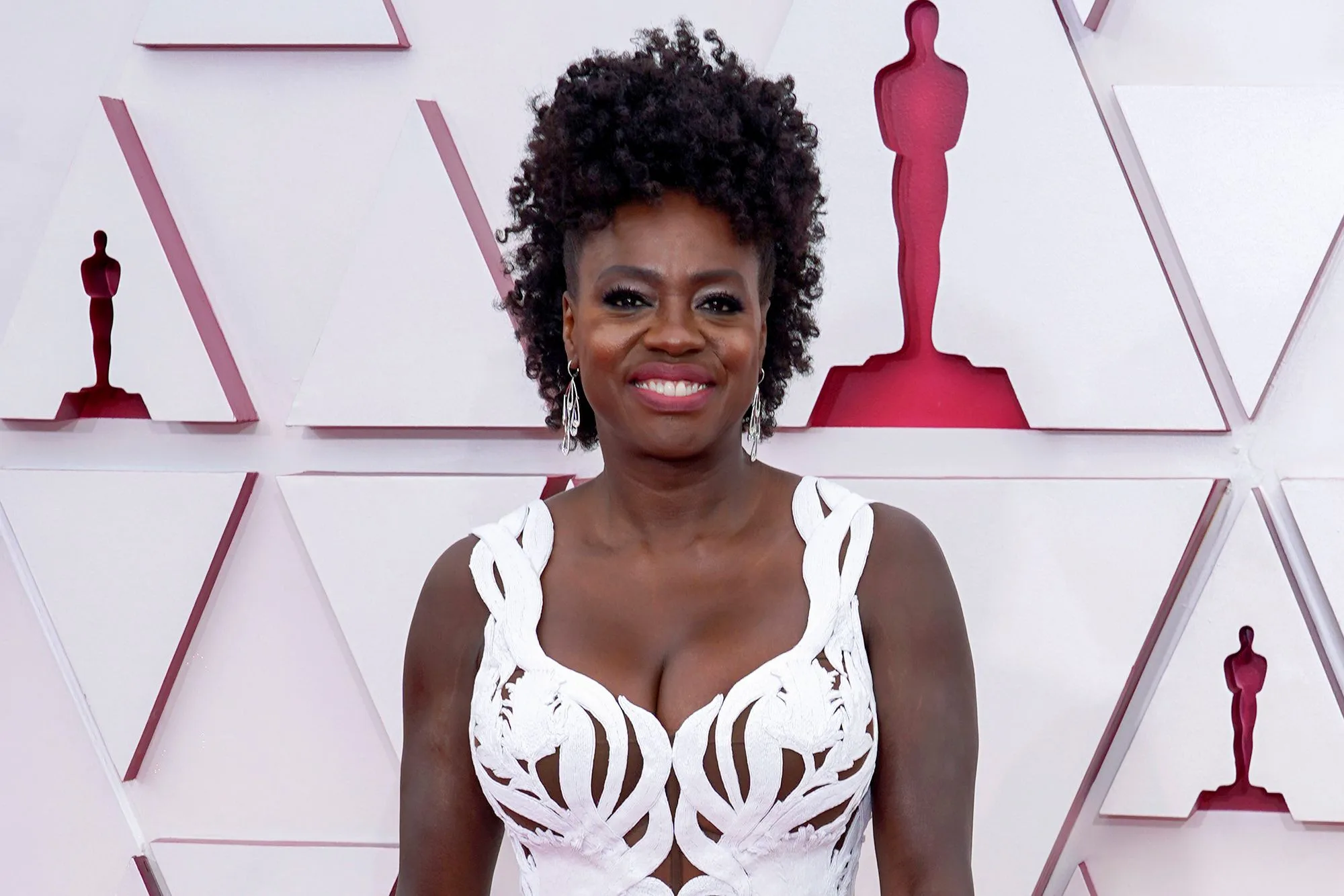 Viola Davis își amintește de regretatul actor Chadwick Boseman la premiile Oscar din 2021: „Autenticitatea asupra steroizilor”