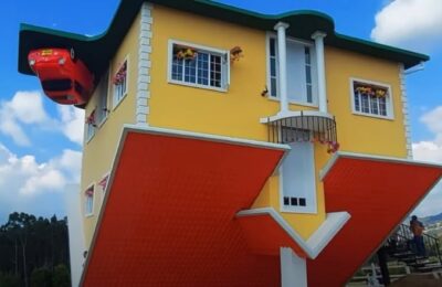 O casă „răsturnată” din Columbia atrage turiștii ca un magnet.